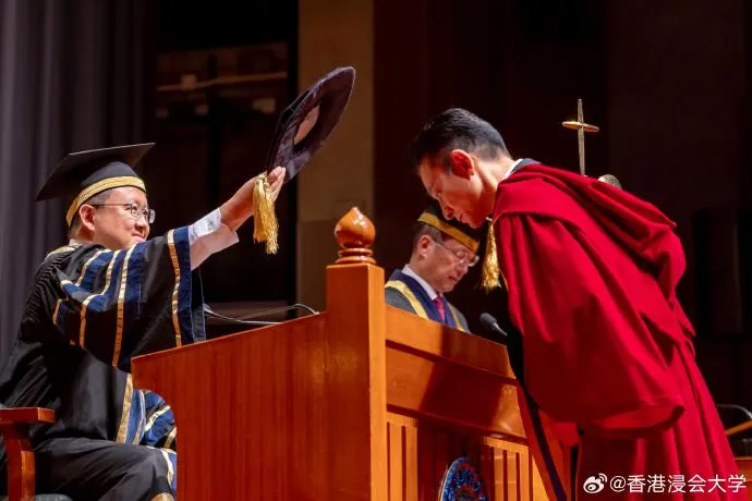 華仔又升格了　獲頒浸大榮譽博士　校方大讚「AI永遠無法取代劉德華」