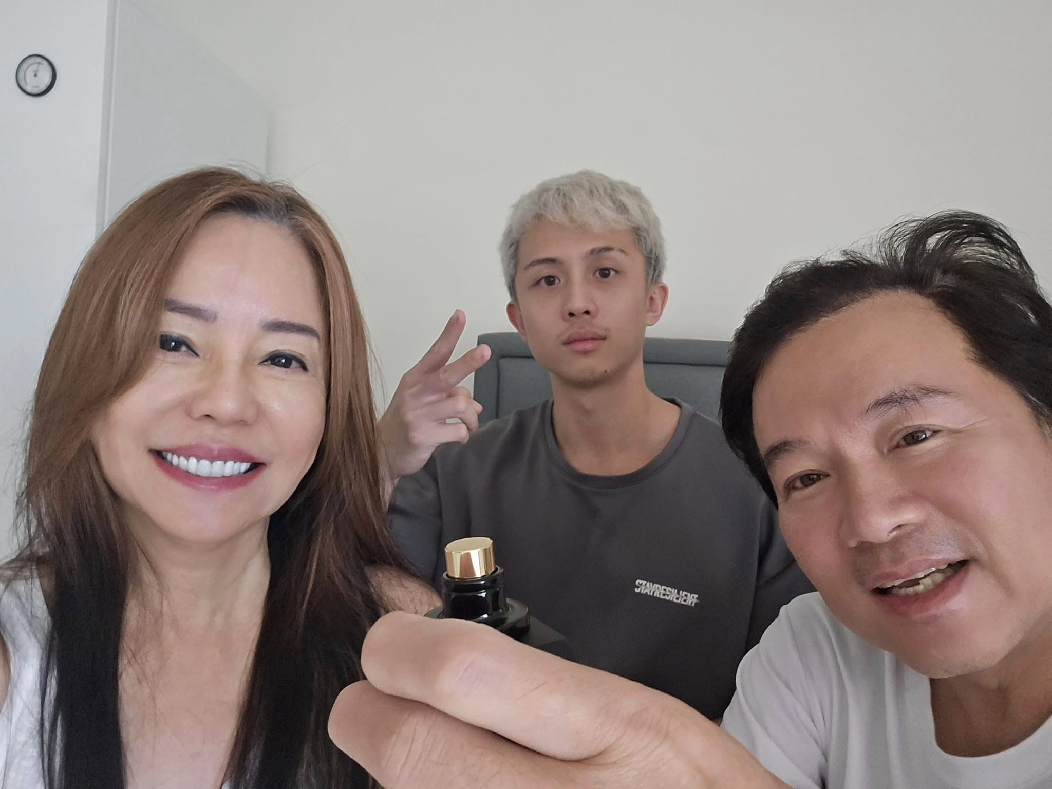 孫鵬(右)與狄鶯(左)之子孫安佐(中)日前獲交保返家,前經紀人重讀天月近日在節目中揭露孫家3口的真實相處模式,指出孫家成員平時各過各的,甚至仰賴媒體新聞作為溝通橋樑,引發外界對孫安佐家庭關係的高度關注。(翻攝自狄鶯臉書)