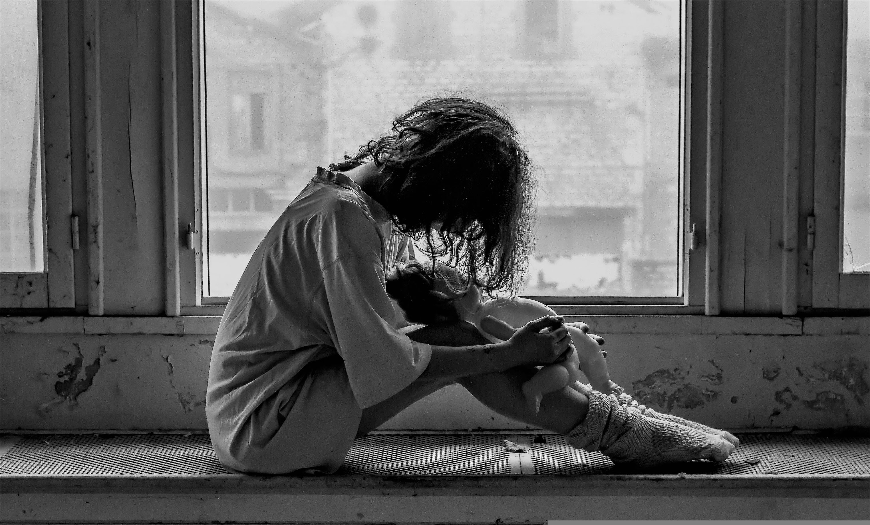 1名34歲橫濱男子涉嫌對女友施暴,並強迫對方輕生,導致女子從6樓墜下傷勢嚴峻;示意圖。(pixabay)