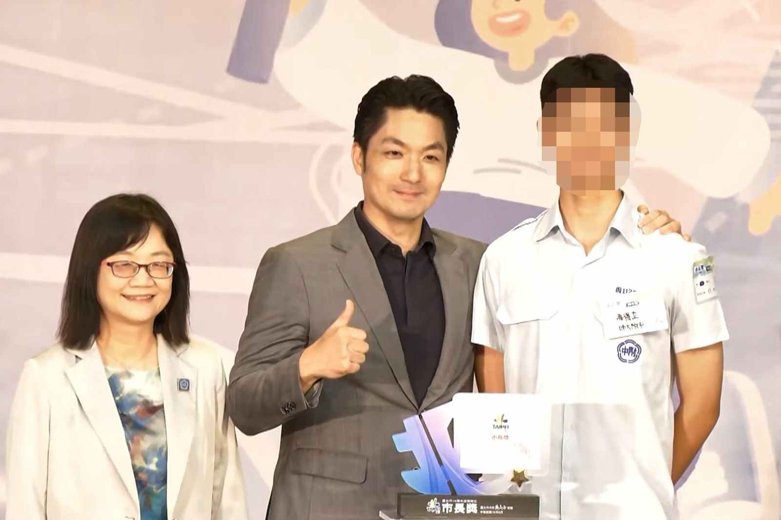 蔣萬安長子「大寶」(右)國中畢業獲市長獎,與台北市長、爸爸蔣萬安(中)合照。(資料畫面)