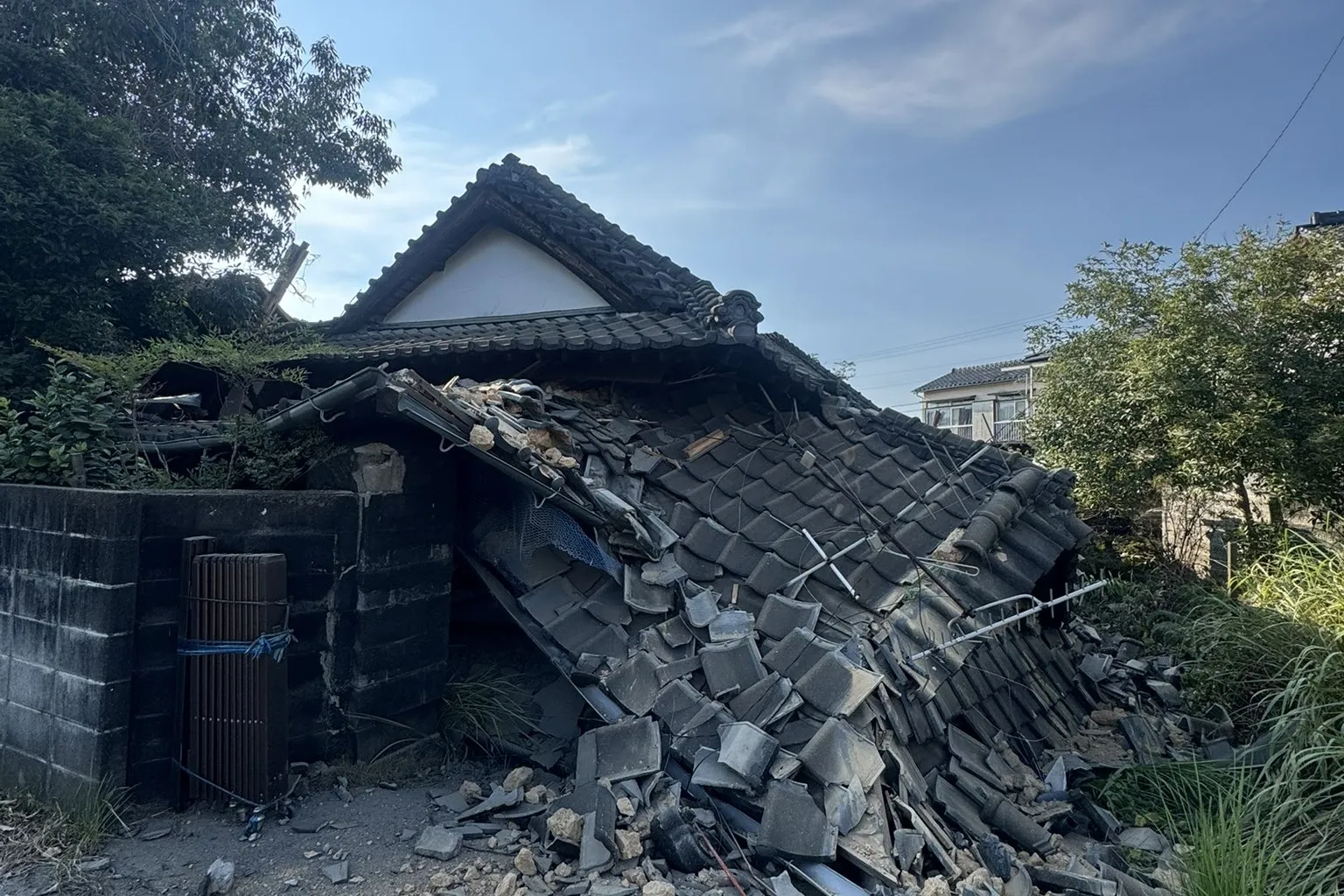 熊本強震災情曝光！通報12處房屋倒塌4人受困　八代市高架橋錯位受損