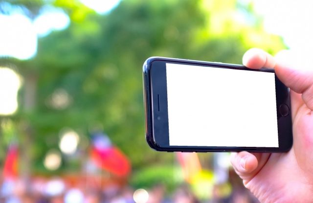 中配在國小外直播挨告,檢方認定不符刑事處罰要件,以不起訴處分。(示意圖,photo-ac)