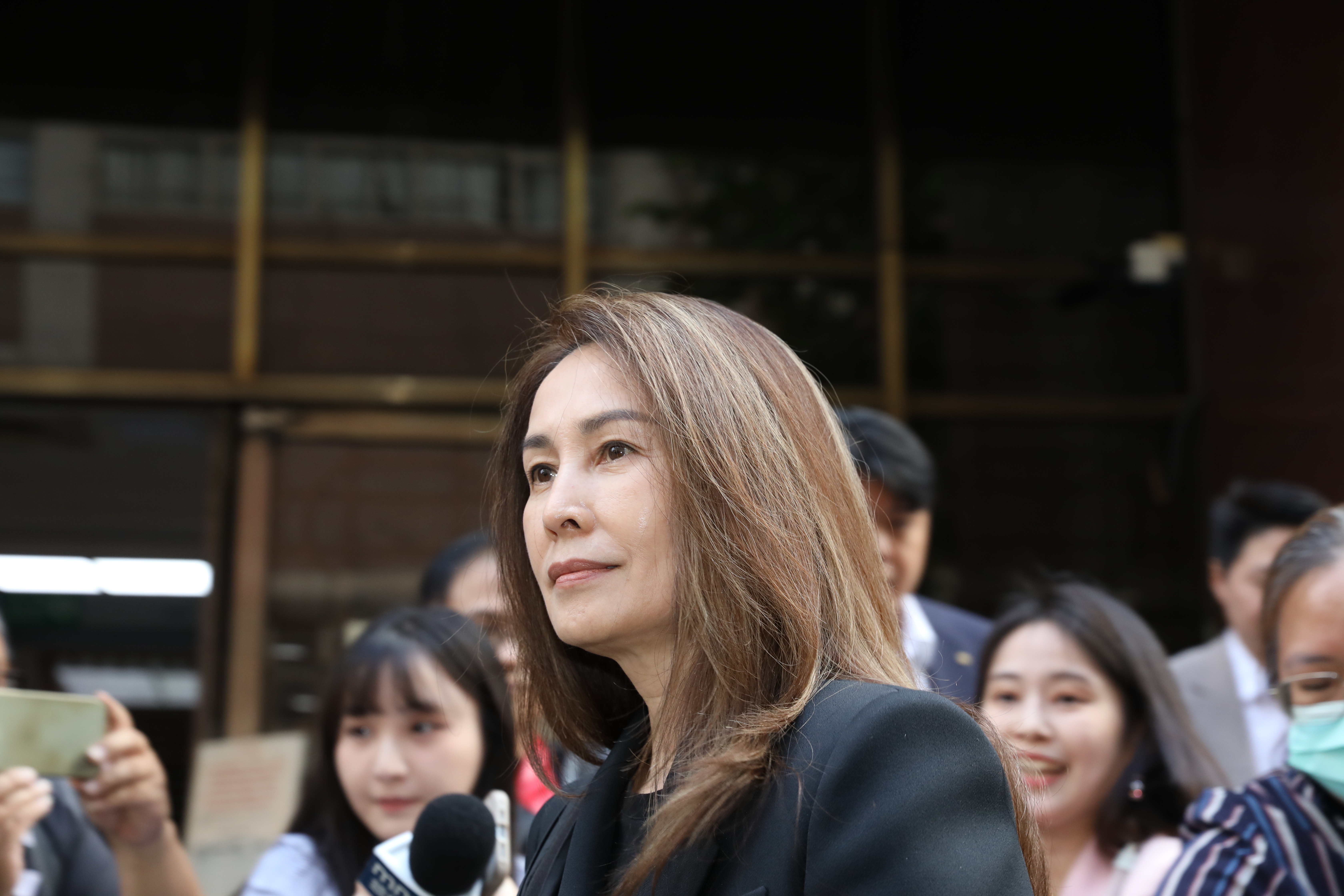 高金素梅出庭針對詐領助理費等案全否認犯罪,並將責任推給已逃亡的大帳房張俊傑。