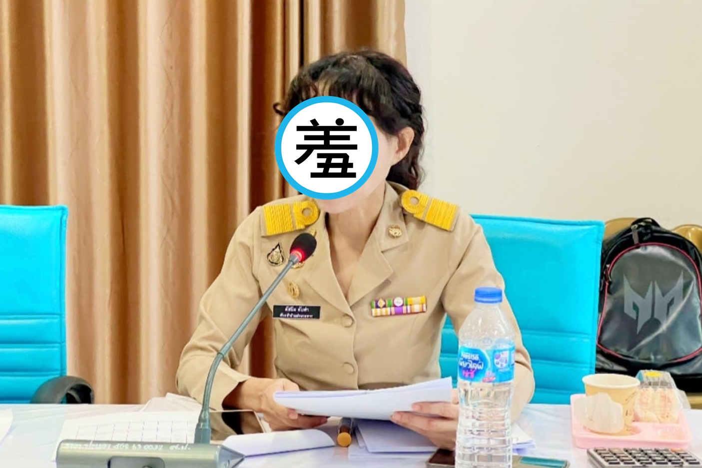 泰國1名公務員意外成為網路焦點,原因是她出席公務會議時的一身吸睛妝容。(翻攝自เทศบาลตำบลปะแต อำเภอยะหา臉書)