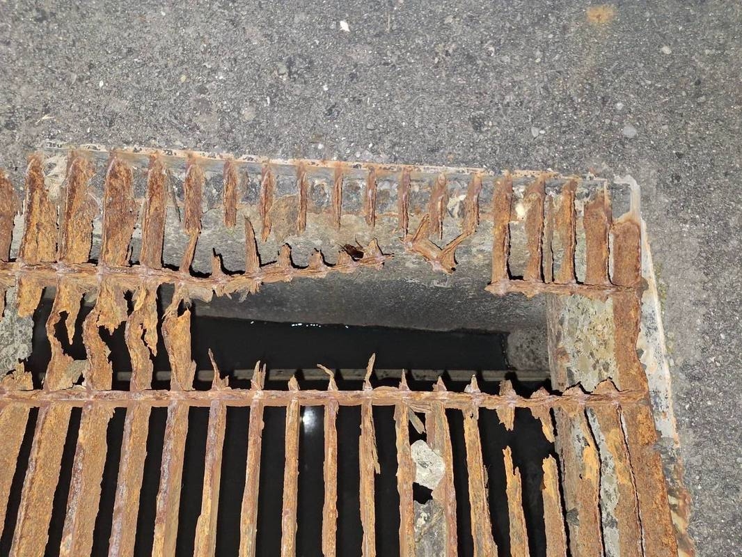 嘉義市仁愛路一處水溝蓋嚴重生鏽腐鏽,日前一名學生不慎踩斷,小腿遭嚴重刺傷。(翻攝畫面)