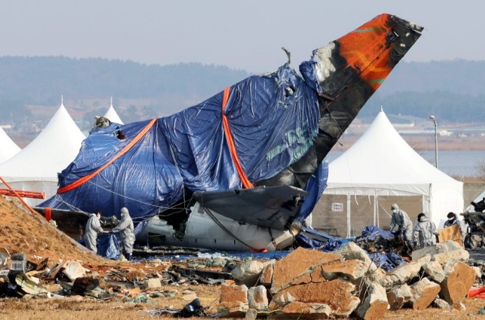 濟州航空墜機事隔一年,家屬巡視機場外圍驚見仍有大量屍骨散落地面。(示意圖,翻攝X@chosunnews)