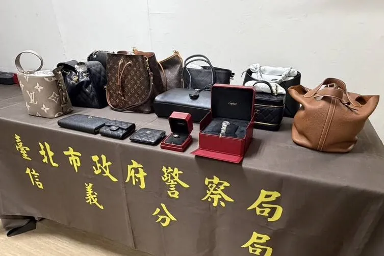 愛馬仕、香奈兒全被扣！前北市美女社工涉A長者1200萬　一桌精品粗估價格驚人
