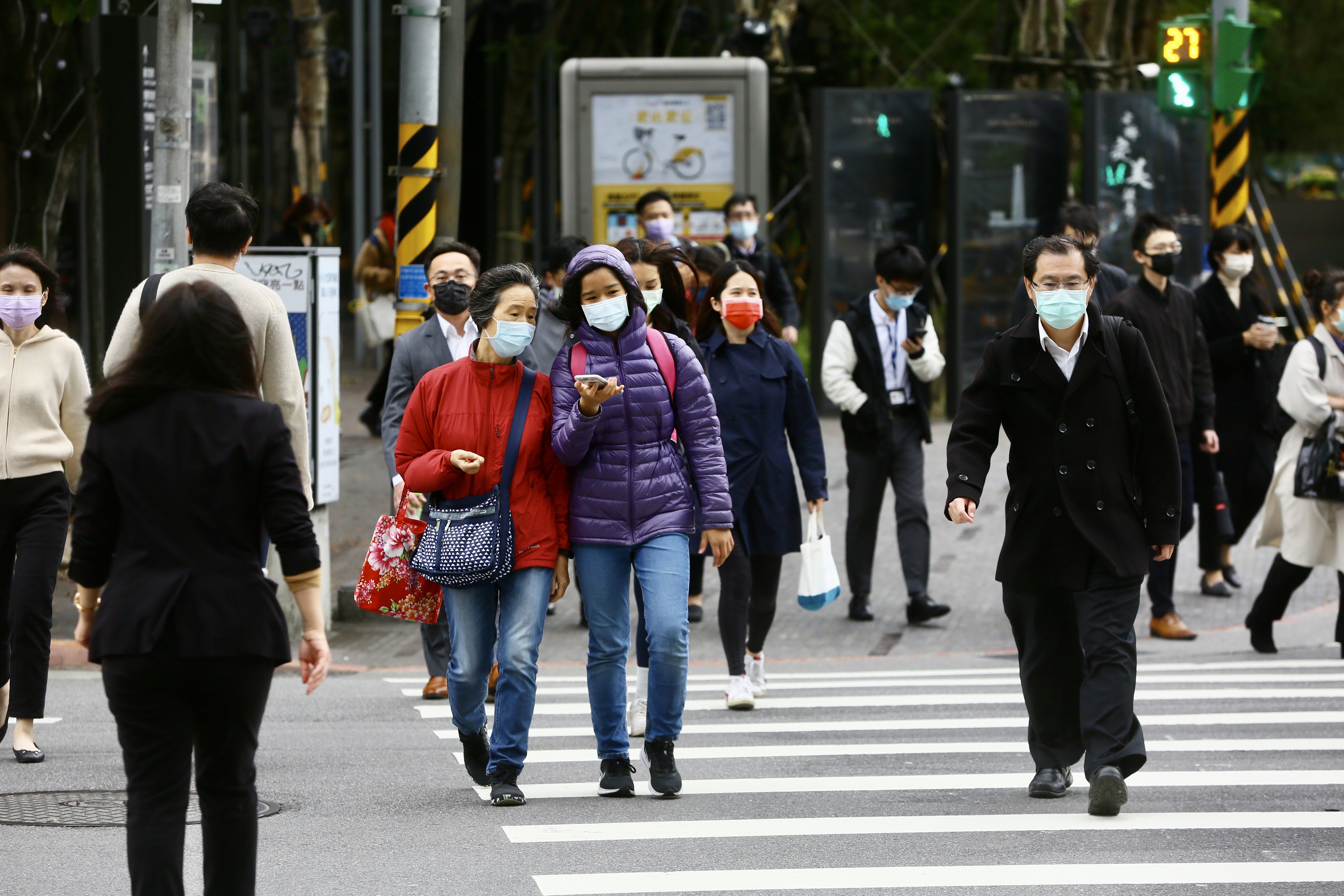 中央氣象署對17縣市發布低溫特報、16縣市陸上強風特報。(本刊資料照)