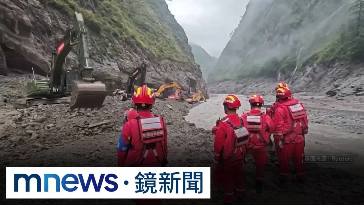 冰岩瞬間塌駭人！　中救援尼泊爾洪災挨轟擺拍2／搜救還是擺拍？　中搜救隊拿鐵棍敲地找生還者惹議