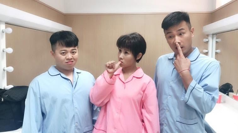 傅子純(右起)和兵家綺、錢君仲曾在八點檔一起演精神病院患者。
