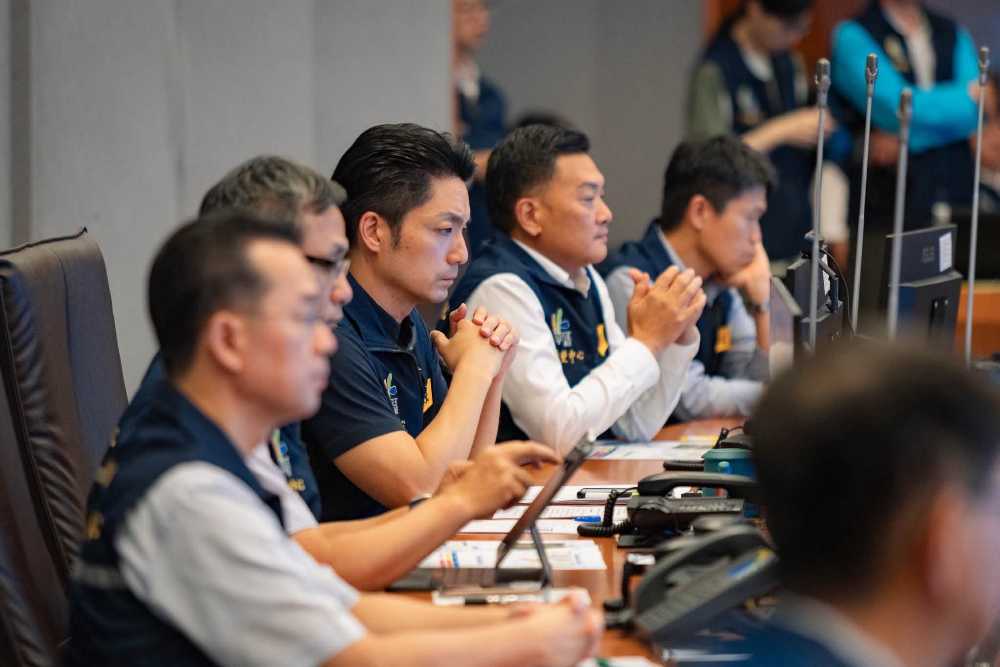 台北市長蔣萬安今日至災害應變中心聽取各局處防颱。(翻攝自臉書@蔣萬安)