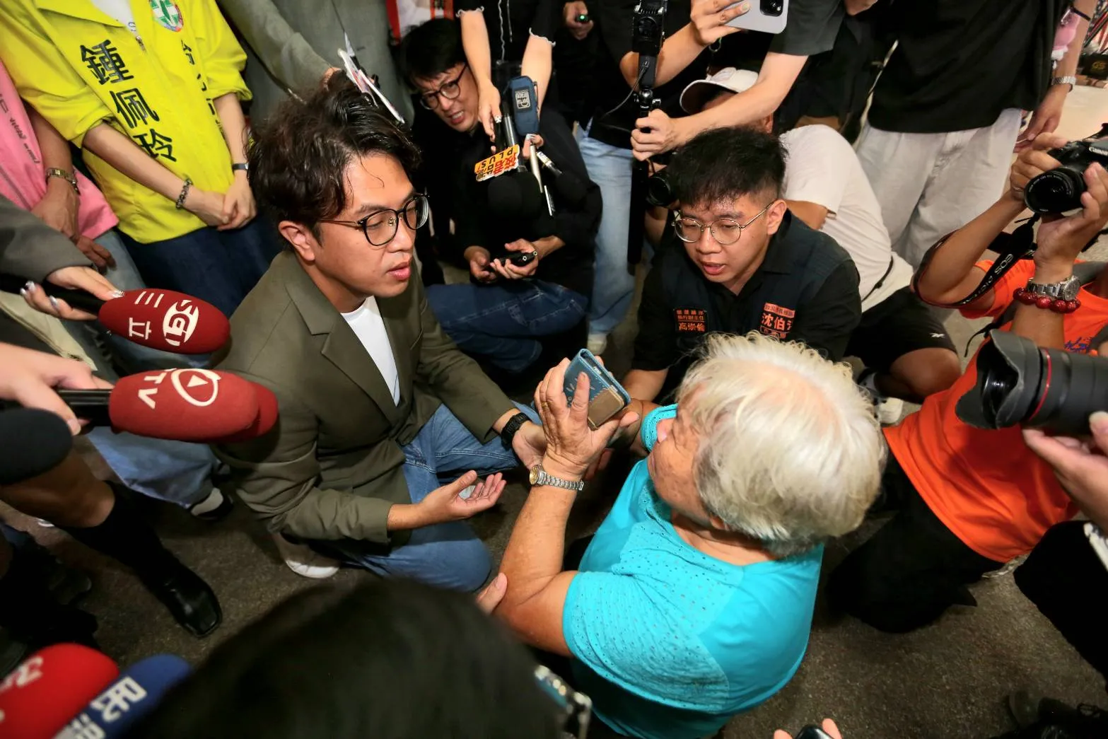 社子島參香遇「阿嬤下跪陳情」　沈伯洋：拜託我上任後照顧居民
