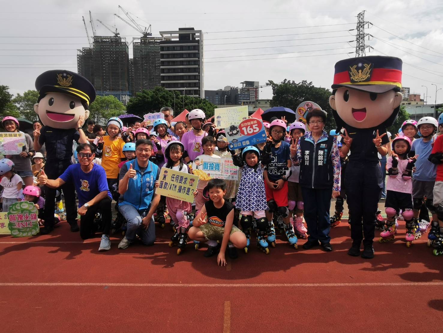 警方出動超人氣的「警察大頭娃娃」宣導防詐,在與參賽的大小朋友互動成吸睛焦點。