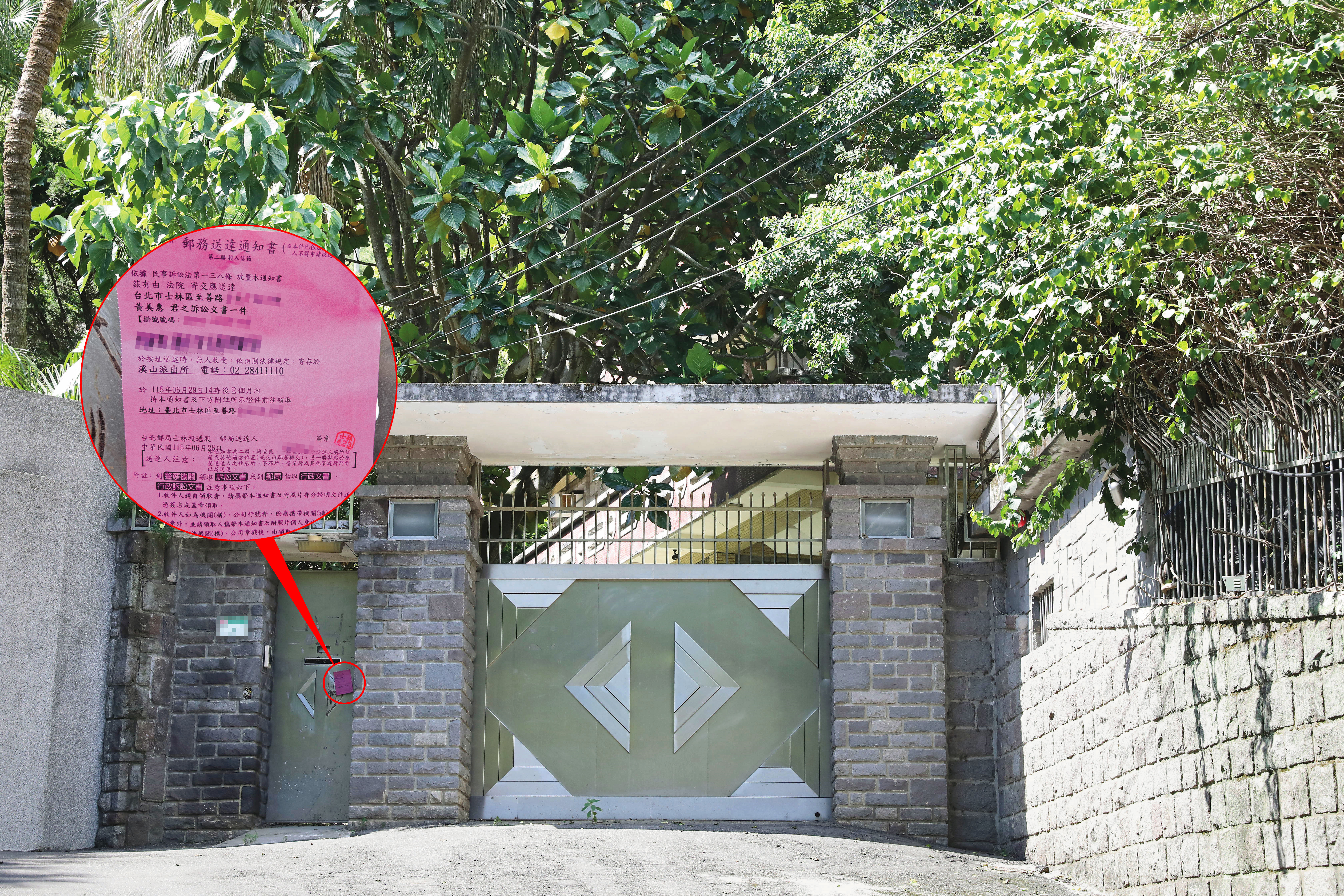黃世惠祖厝占地千坪,市值逾5億元,爭產官司開打後已無人居住,門口(圖中左側小門)貼有法院文書郵務送達通知書。
