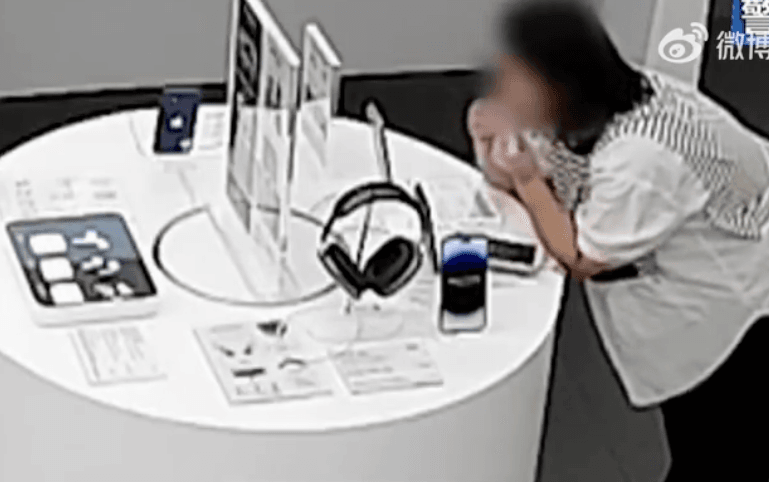 中國大媽咬斷防盜充電線,偷走iPhone。(翻攝自微博)
