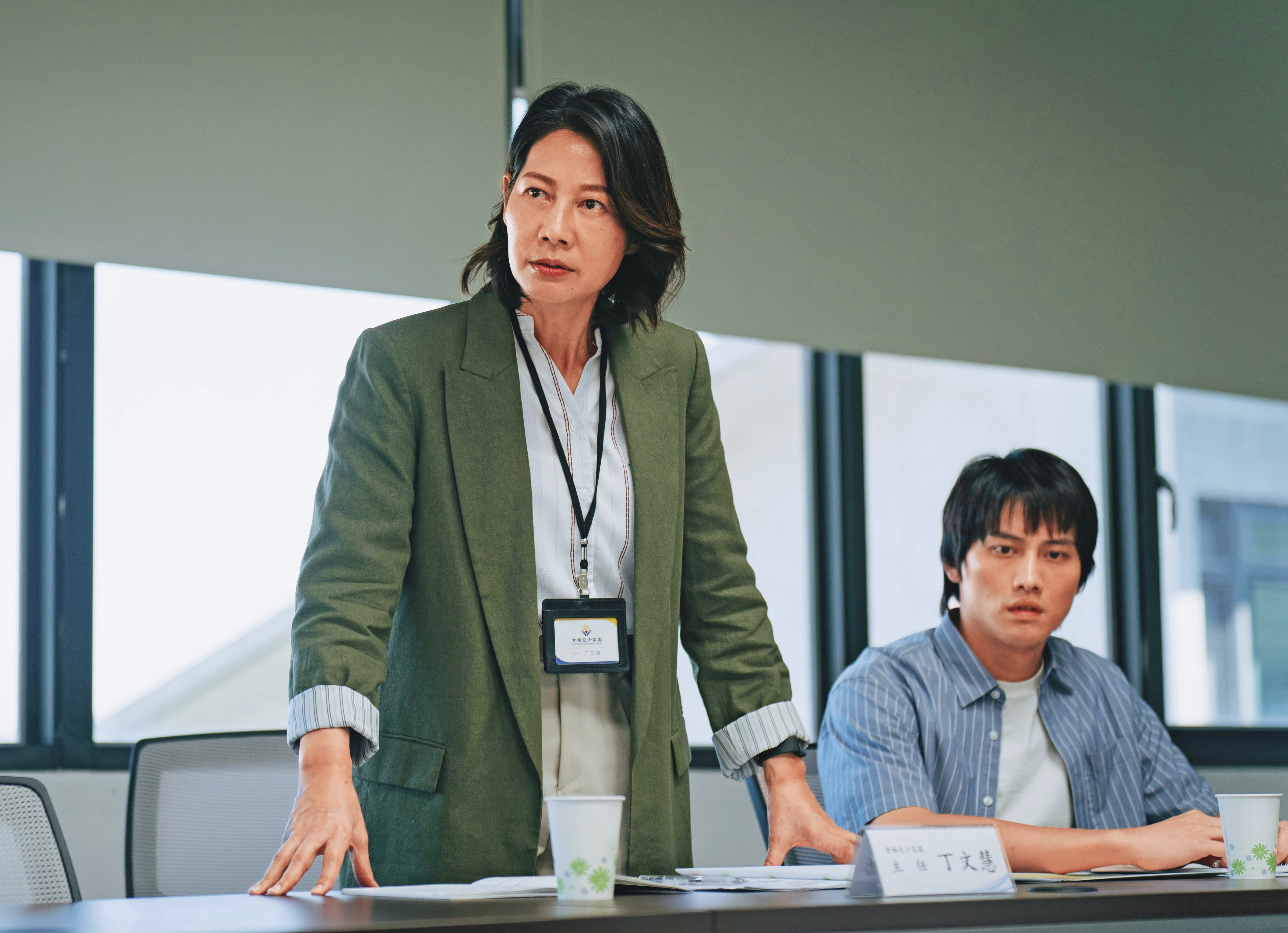 丁寧(左)與范少勳(右)分別飾演育幼院主任與社工,拍片前都赴育幼院觀察。(冬候鳥電影、文策院提供)