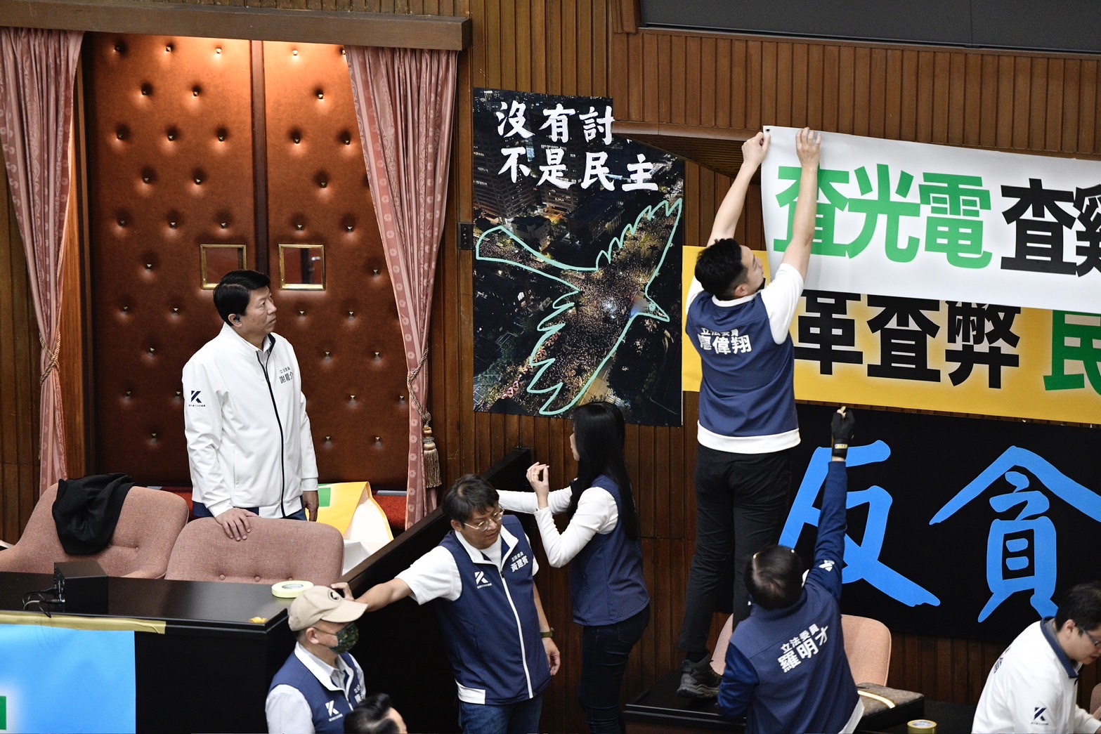 藍綠各自在議場布置字條海報,為國會改革法案續審大戰做準備。
