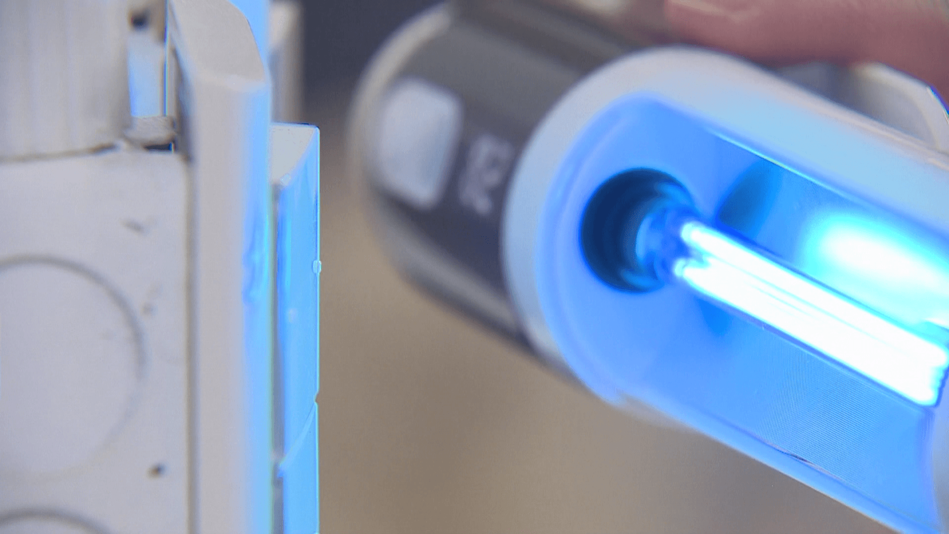 有紫外線消毒功能的防疫小物,像是消毒盒、隨身消毒棒,詢問度隨疫情升溫飆高。