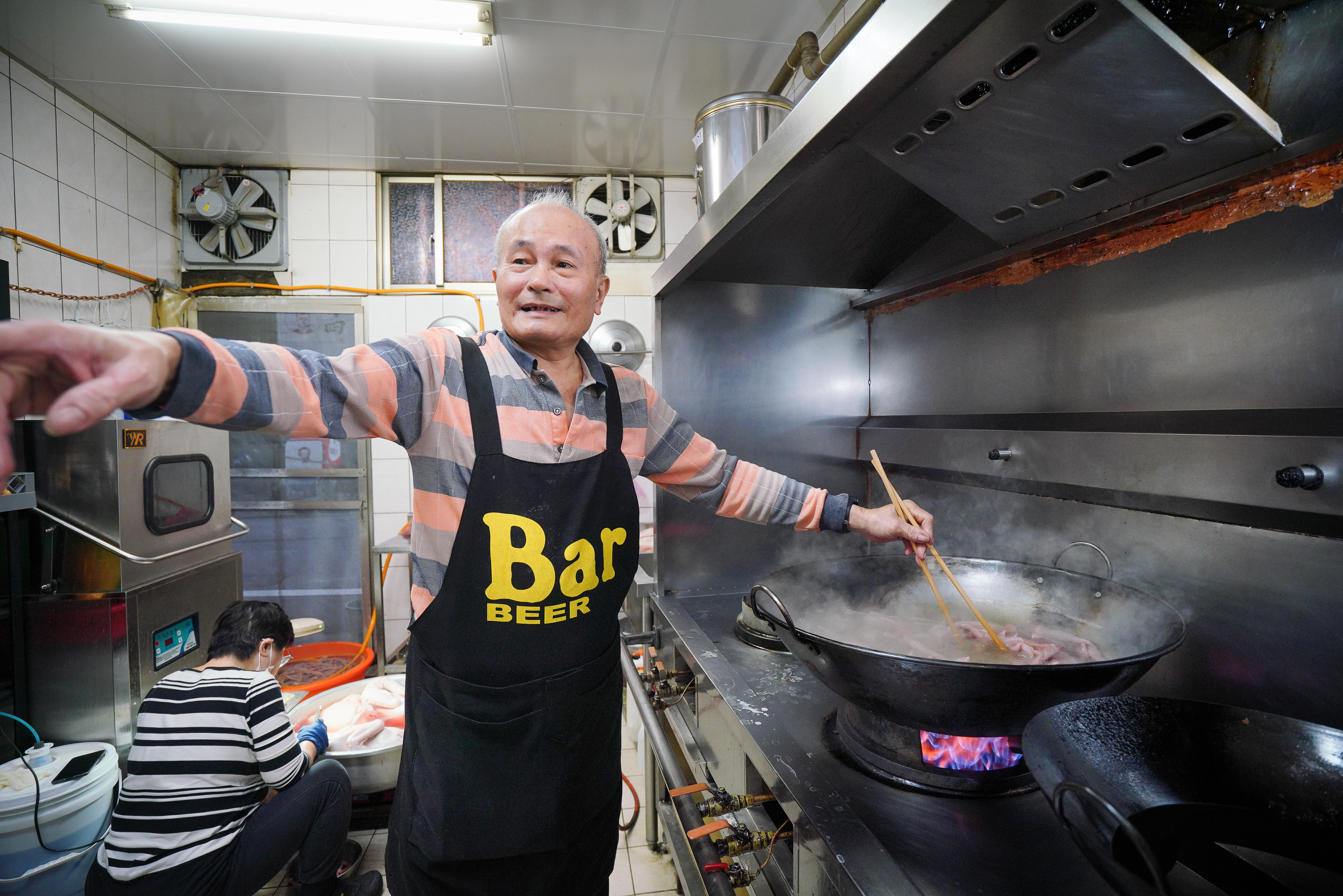 侯翔笙笑說,是因為怕在老家娶不到妻才北漂。44年前他為幫出外人補身體,賣薑母鴨創業。