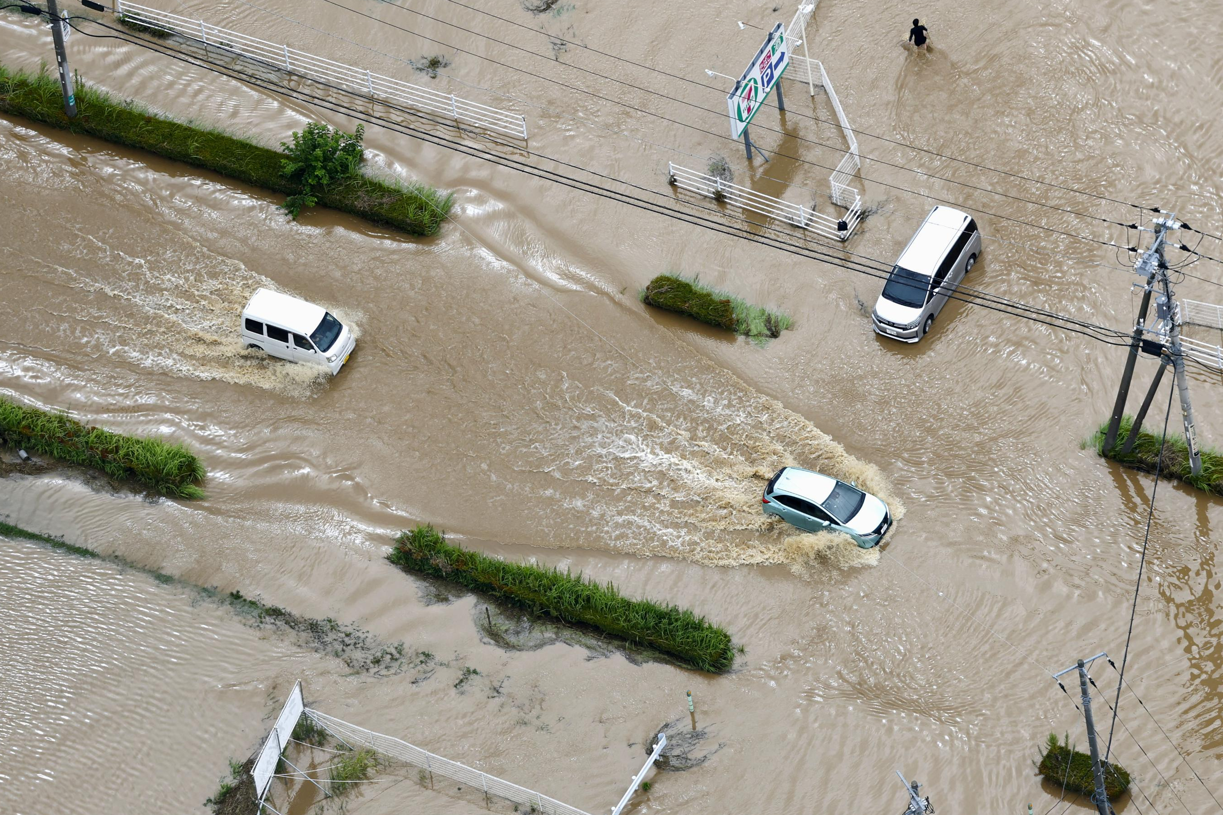 千葉大淹水！遊日注意「極端降雨還沒完」1／千葉史上最大雨！　馬路成河、汽車滅頂「漂浮屍」6死
