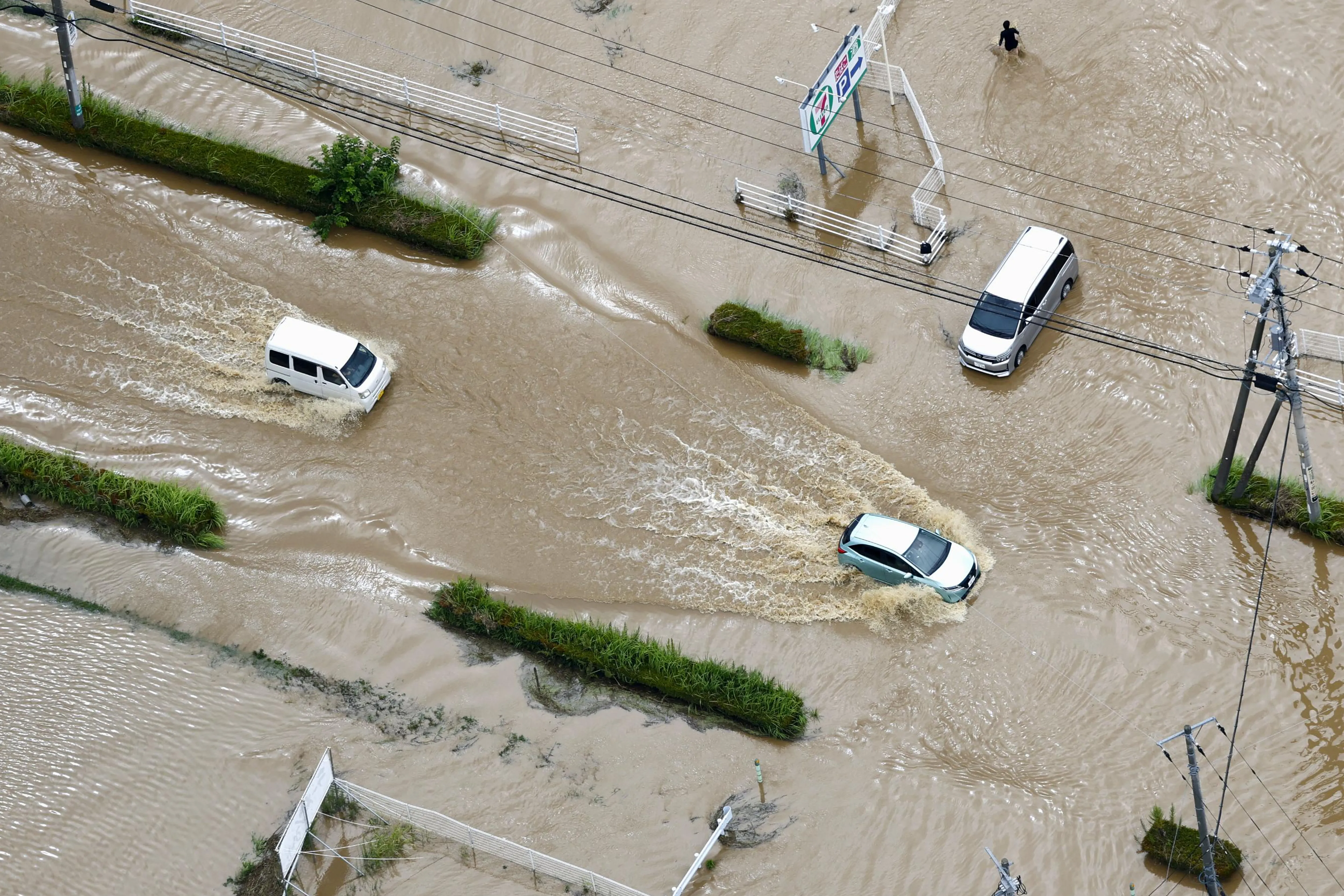 千葉大淹水！遊日注意「極端降雨還沒完」1／千葉史上最大雨！　馬路成河、汽車滅頂「漂浮屍」6死