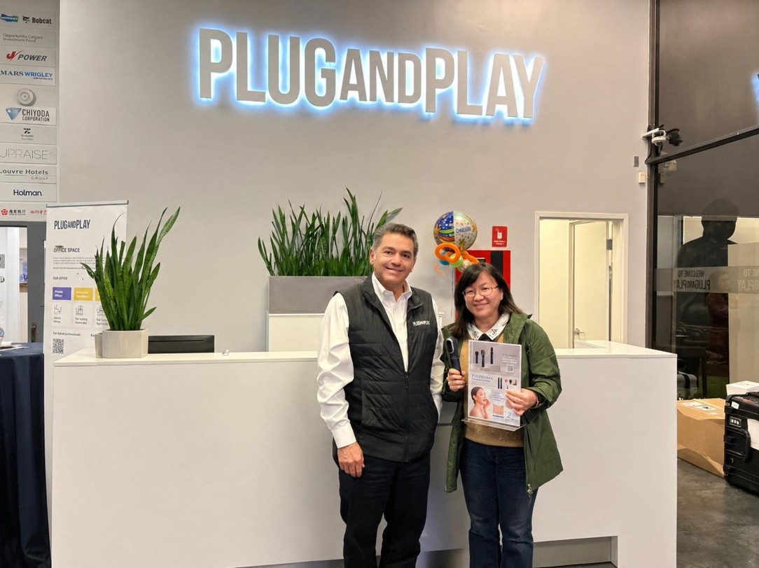 Plug and Play 總部合影。右為智必立國際生醫創辦人李慧芳、左為 Plug and Play 創辦人暨執行長 Saeed Amidi (智必立提供)。