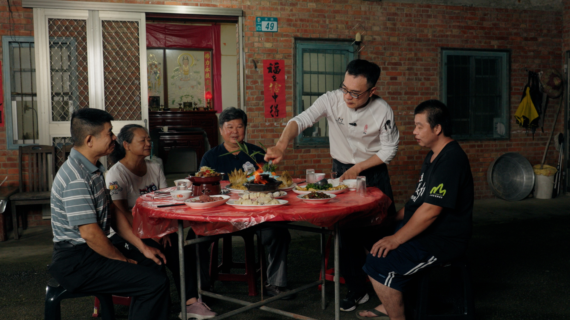 台北美福大飯店米香台菜餐廳主廚、米其林一星主廚林其鋒(右二),烹飪多道梨仔筍台菜料理跟筍農一起享用。(圖/鏡電視提供)