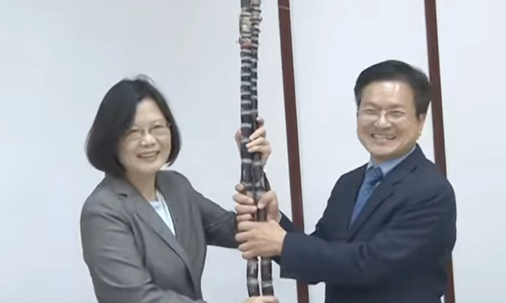 蔣萬安獲贈廟方「多節甘蔗」沒拿走　蔡英文當年也收過！隔年當選總統