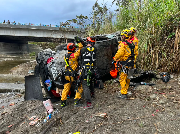 阿美麻糬董座開車墜花蓮光隆橋受困　警消救出送醫宣告不治