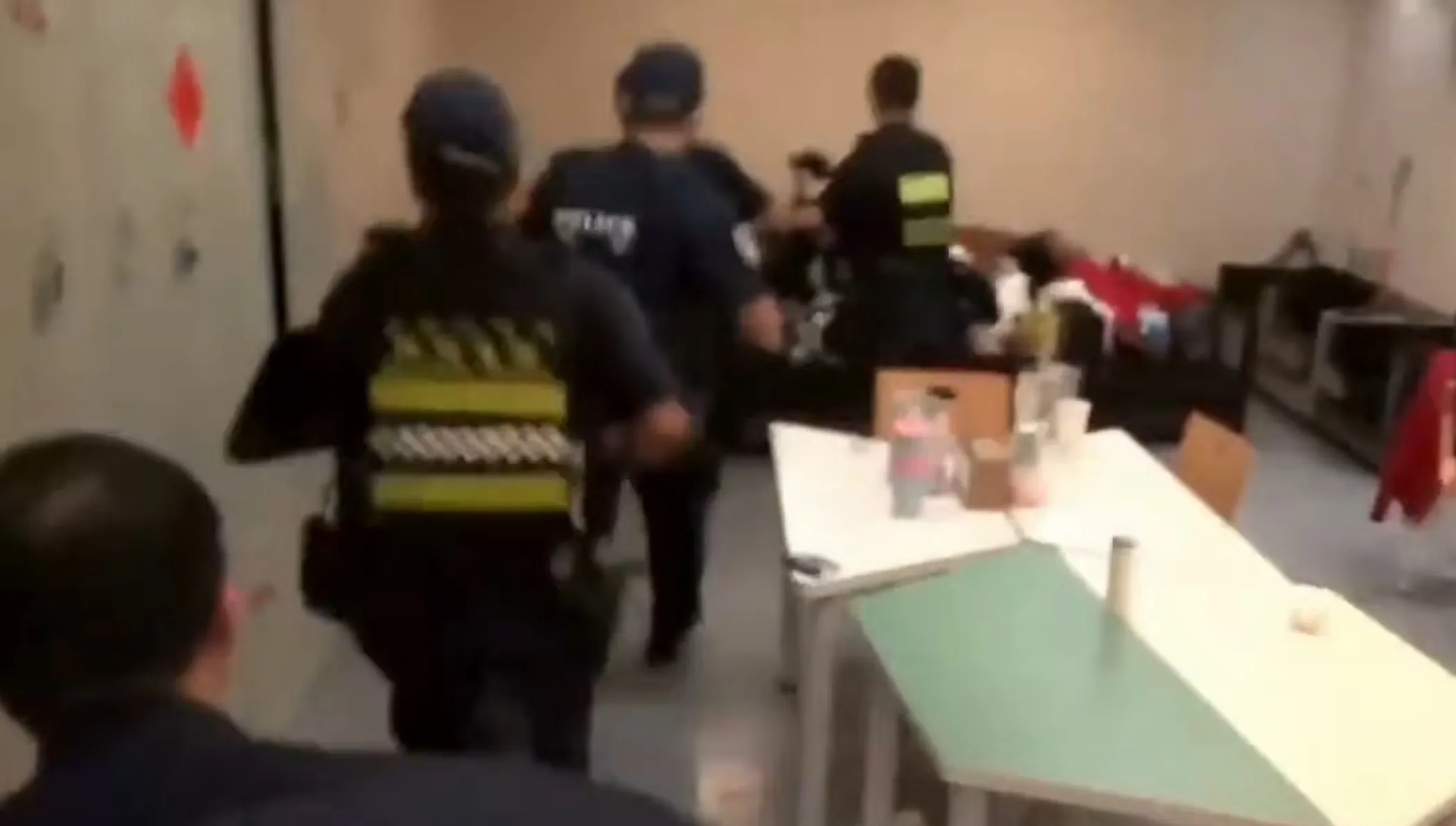 休息室滑手機突遭挾持！　桃機國泰實習生還原驚險過程：趁空檔奪刀被劃傷