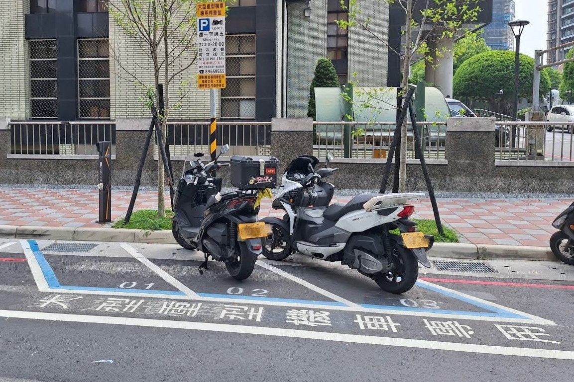 自10月6日起,北市約6.3萬個公有路邊收費機車格,將全面開放大型重型機車停放。(翻攝畫面)