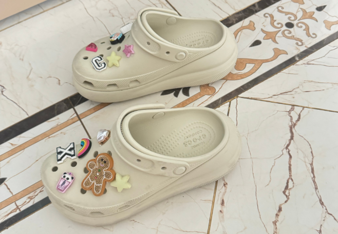 中國多個權威機構提醒,3大網紅鞋款因設計缺陷,長期穿著恐對足部健康造成傷害。示意圖。(翻攝自微薄)