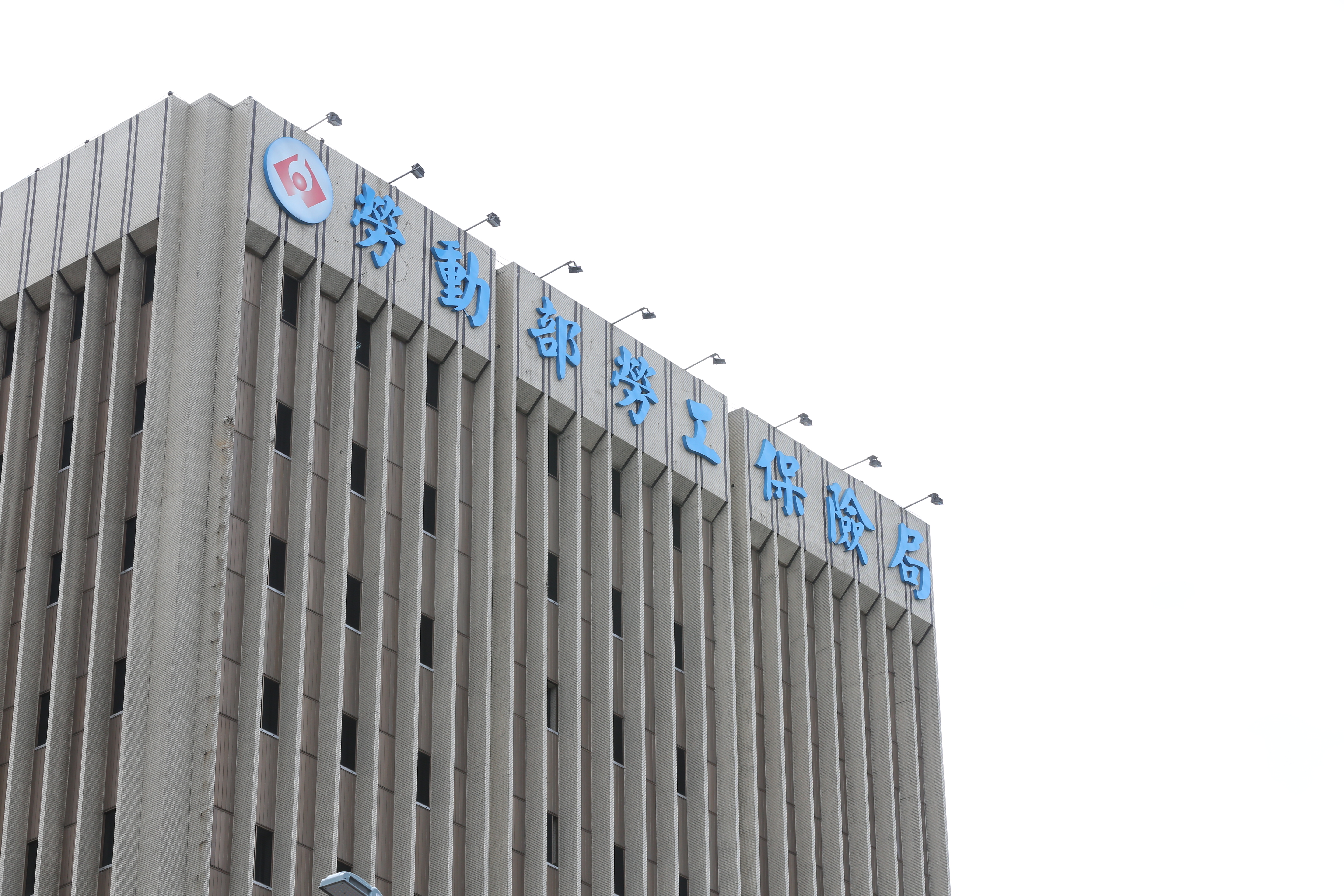 台中新光三越百貨有櫃姐抱怨公司要求他們如果想要請假,必須用自己的特休或事假去請。對此,勞動部做出回應。(本刊資料照)