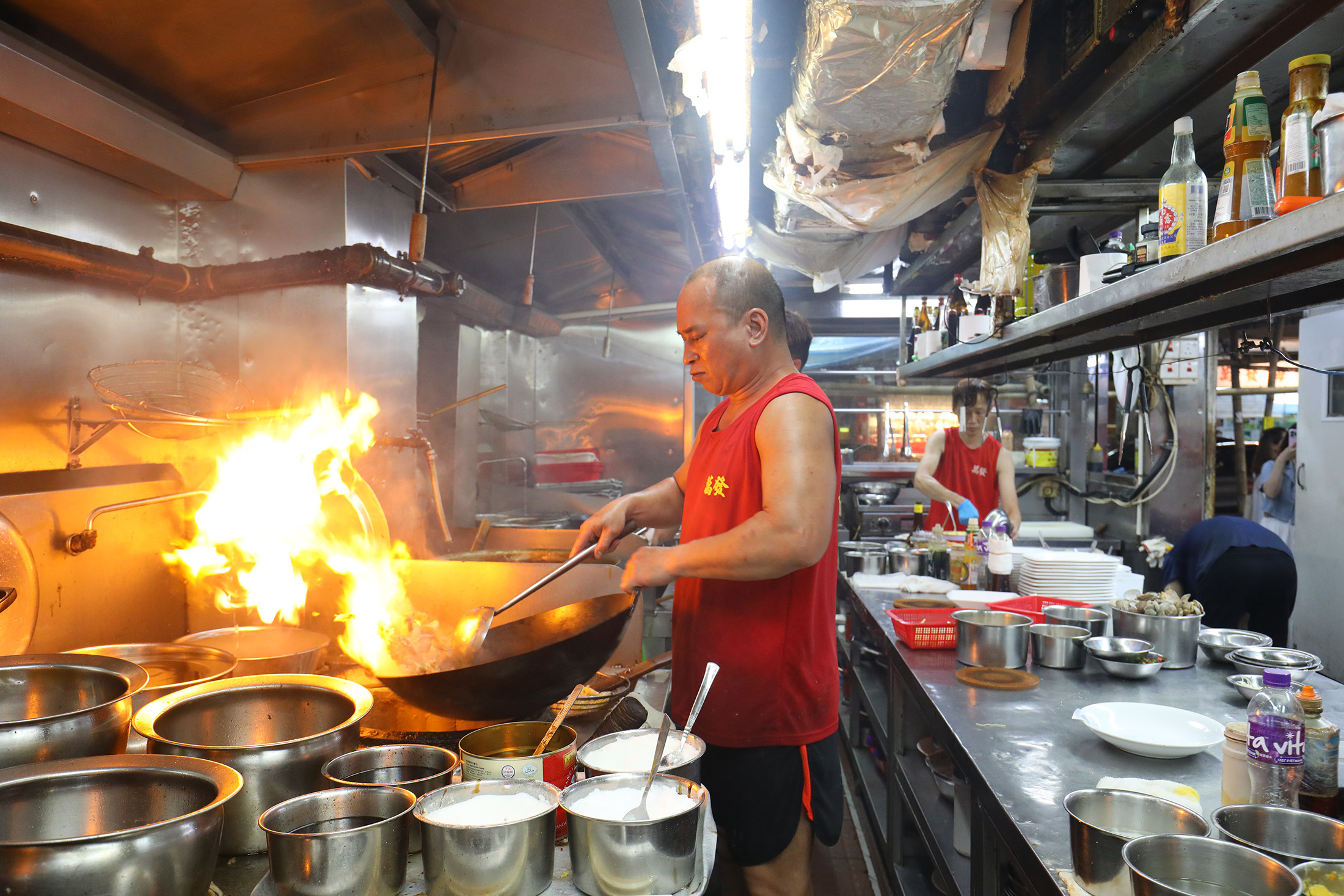 聞到、看到、吃到「鑊氣」,可說是香港食客對廚師最高的讚美!九龍這10間各具特色的餐廳、大排檔,日日烈火烹鮮,端出讓人食指大動的熱炒佳餚。