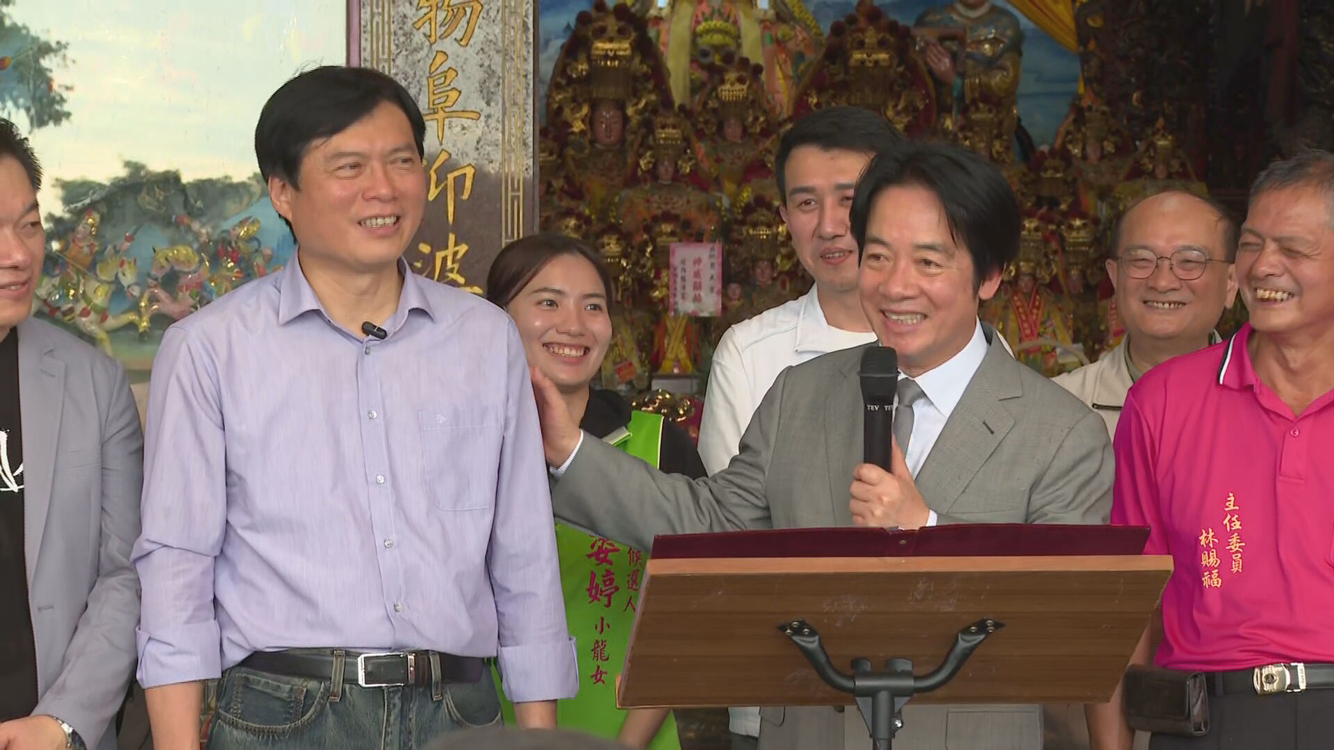 總統賴清德(右)誇獎宜蘭縣長參選人林國漳「一表人才,當女婿也不失禮」。(鏡新聞)