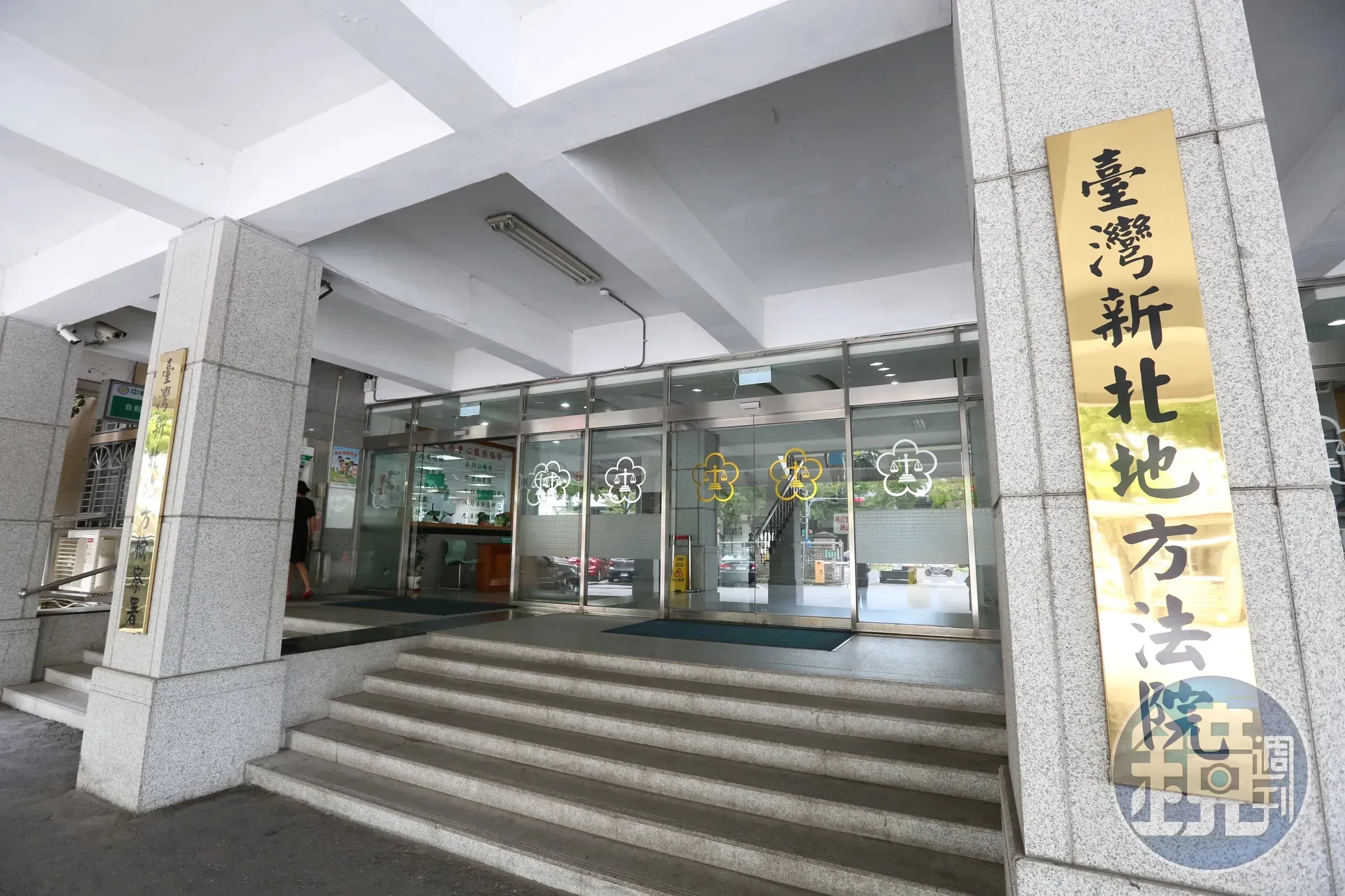 一對兄妹驚見同住父親倒臥大片深紅色液體中,竟冷眼旁觀並辯稱以為是「火龍果汁」,未協助送醫,最終導致黃父失血過多身亡。新北地院審結,將兩人依法判刑。(本刊資料照)
