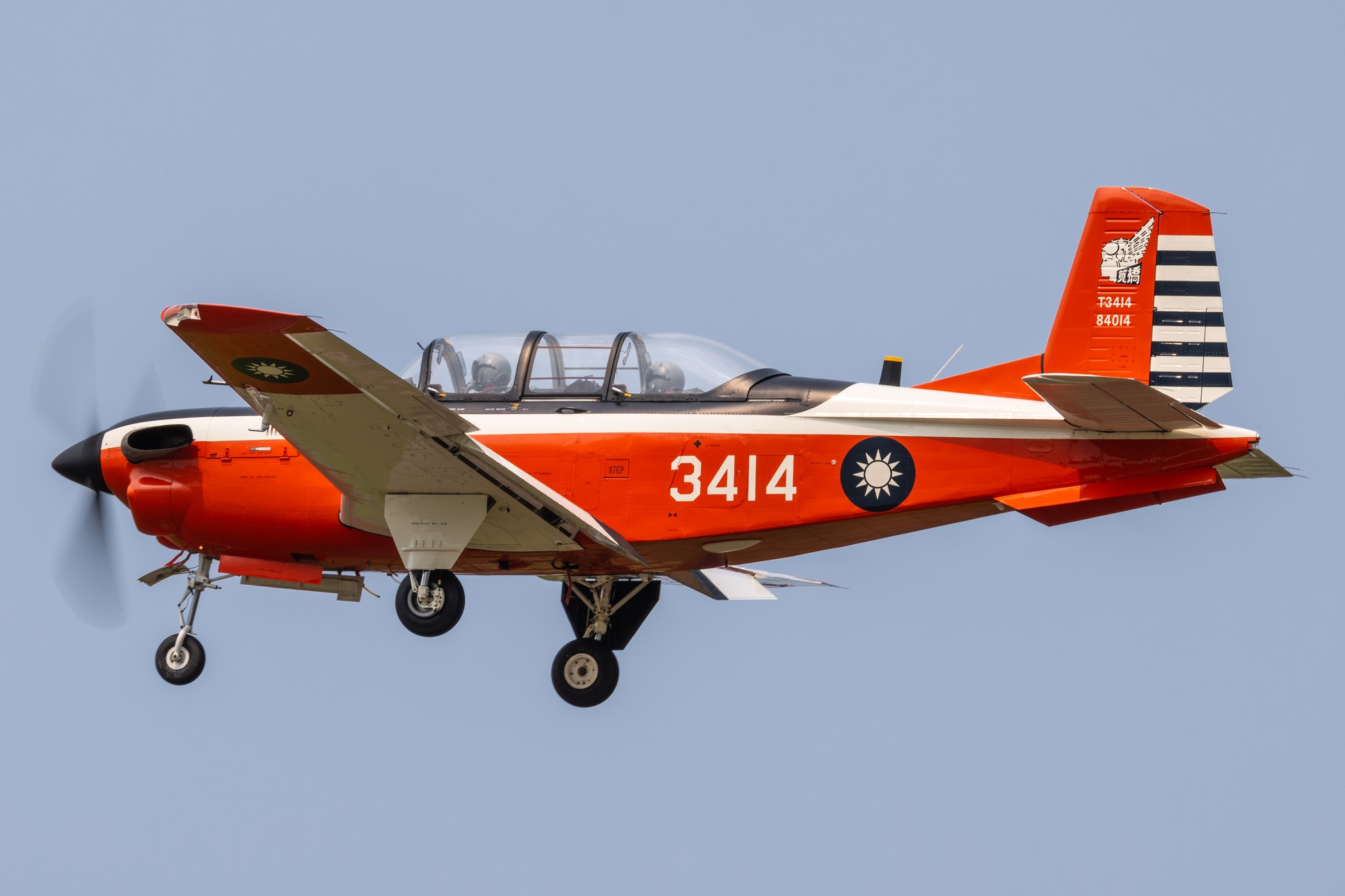 空軍T-34C型教練機墜毀,2名飛官殉職。(翻攝IDF 經國號臉書)