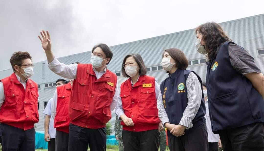 總統蔡英文今南下屏東關心救援進度,並到殯儀館向罹難者家屬致意。(翻攝自蔡英文臉書)