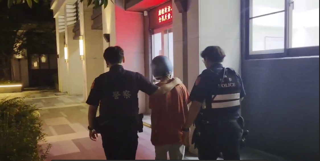 桃園鬧區驚傳有男子在偷拍女路人裙底,警方獲報擴大調閱監視器,將涉案男子追緝到案。(翻攝畫面)