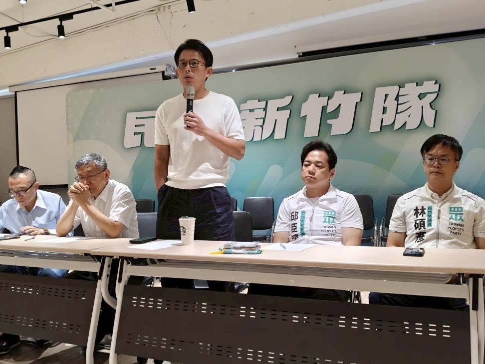 對藍營拋出的比民調,邱臣遠(右2)不置可否,林碩彥(右1)則公開支持。(翻攝自林碩彥臉書)