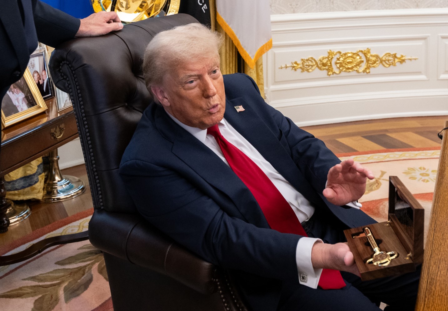 美國在短期間開啟了貿易協議新框架,是否之後各國會更靈活運用類似貿易措施,如要求投資該國以換取較低進口關稅或較多進口配額,或者出口管制,特別是半導體供應鏈穩定,已是各國納入國家安全框架考量,企業須考量各項關稅稅率與非關稅政策適用的範圍而有所策略因應。(翻攝白宮Flickr)