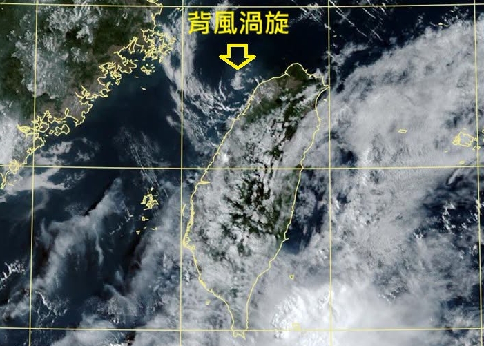 鄭明典今曬出北部有「背風渦旋」的衛星雲圖,提醒大台北地區可能有過山沉降的高溫!(翻攝自鄭明典臉書)