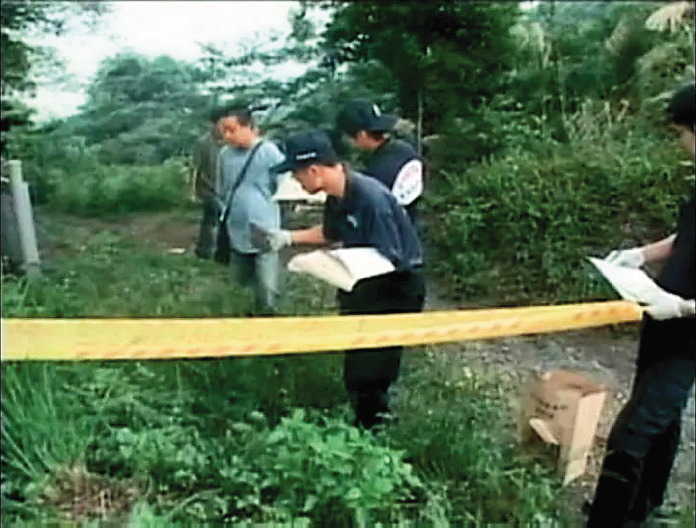 黃姓男子的屍體在台中山區一處果園被發現,警方獲報圍起封鎖線採證。(翻攝東森新聞)