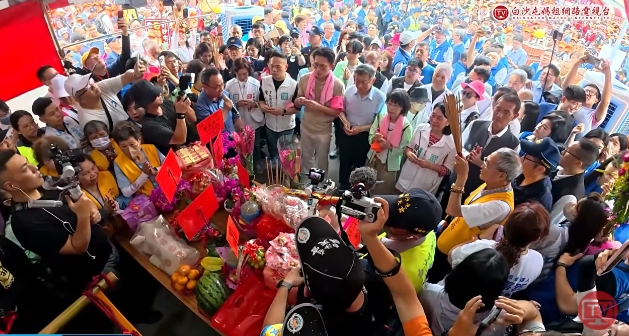 「粉紅超跑」停駕停駕北辰派出所,柯文哲夫妻、黃國昌現身參拜。(翻攝自白沙屯媽祖網路電視台)