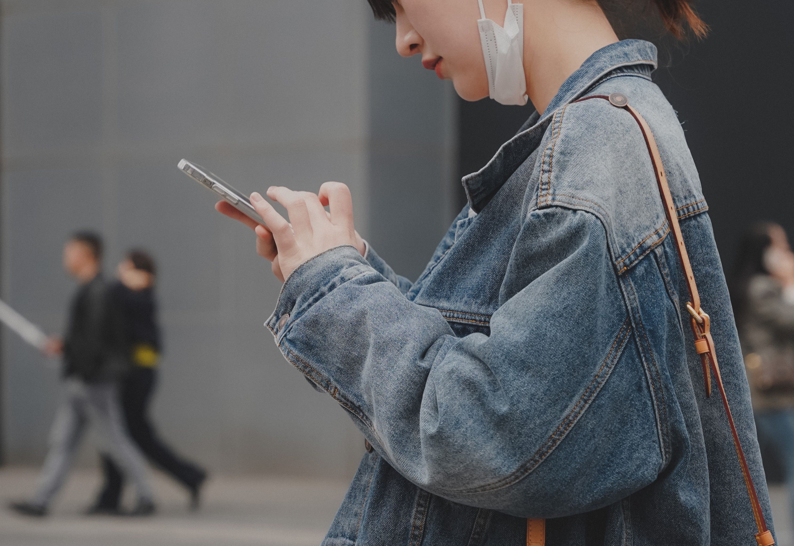 網路流行用語更新速度飛快,近期許多網路世代年輕人愛用的「咕咕嘎嘎」引發廣大討論。(示意圖/pexels)