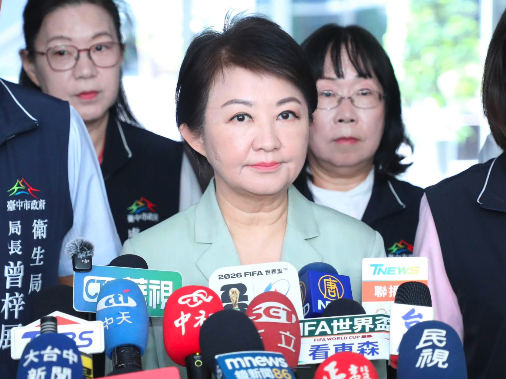 溫朗東今po文提醒,「盧秀燕可能要擔心,妳真正的對手,不在黨外,而在於近日特別積極的蔣萬安。」(翻攝自盧秀燕臉書)