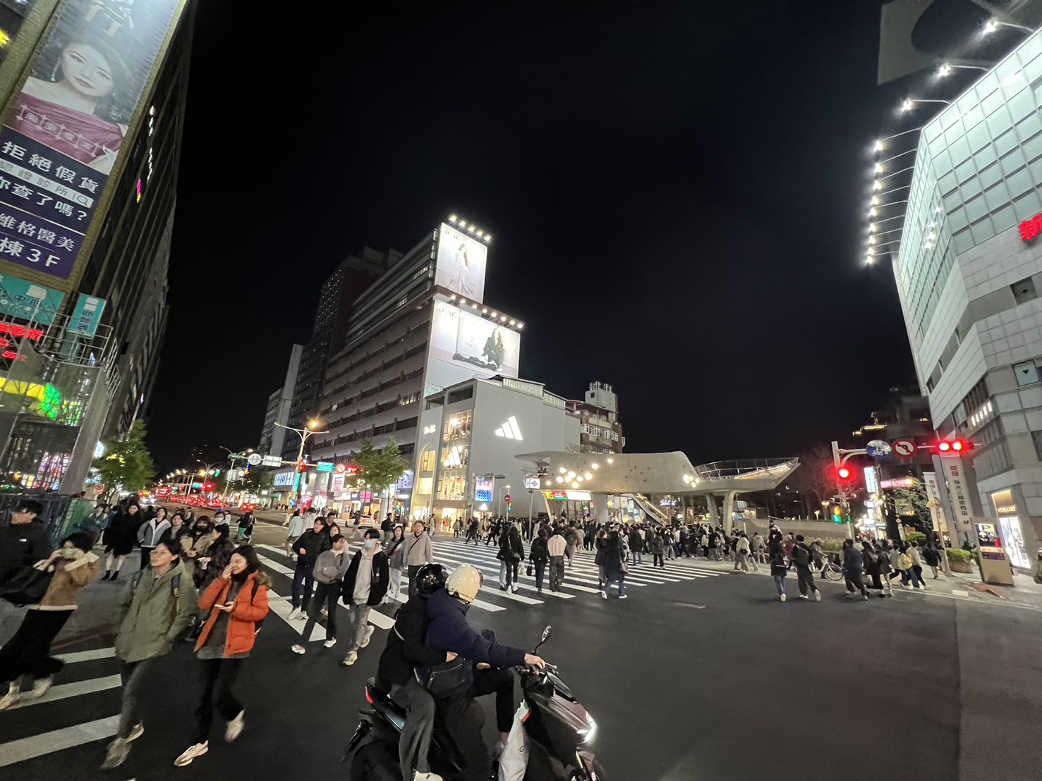 捷運中山站近日繪設近約20公尺行人穿越道線,不過卻在正式啟用後,發生人車爭道等亂象。(翻攝自台北市中山區民安里里長王俊堯臉書)