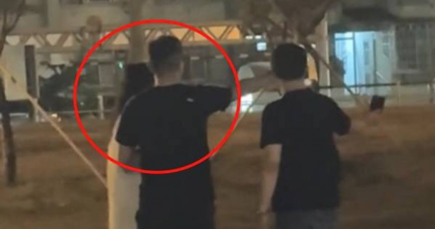 一名林姓高中女老師17日晚間在文化中心散步,竟無端遭3名便衣警員團團包圍押上警車,後來查證是烏龍一場。(翻攝畫面)