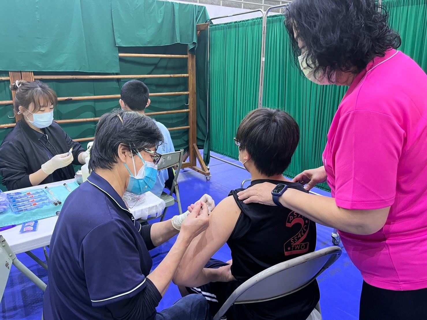 自去年起,公費HPV疫苗接種對象已擴大為全體國中生,不分性別、男女並進。(嘉義市政府提供)