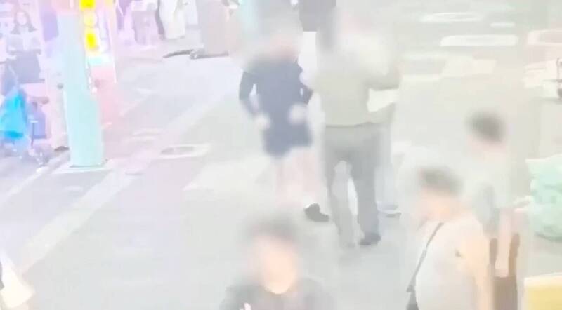 萬華警分局1名王姓巡官昨晚輪休時與友人在西門町飲酒,因細故與3名泰國籍女子爆發口角,2名波蘭男子上前勸架卻遭拉扯阻擋;起初有網友發文聲稱是騷擾不成的惱羞行徑。(翻攝畫面)
